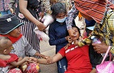 ស្ត្រី​ឡពាង​៨​នាក់​សន្លប់ របាំង​ប៉ូលិស​ត្រូវ​បាន​បុក​ទម្លាយ