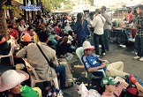 ពលករ​​ខ្មែរ​កក​ស្ទះ​នៅ​​ចំណតរថយន្ត​ថៃ​​ក្បែ​រ​ផ្សារ​រុង​​ក្លឿ​​រក​រថយន្ត​ជិះ​មិន​​​​បាន