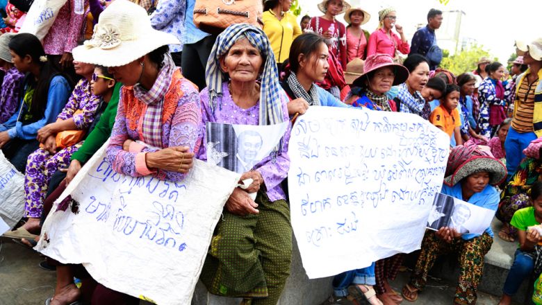 Hundreds protest over land rows