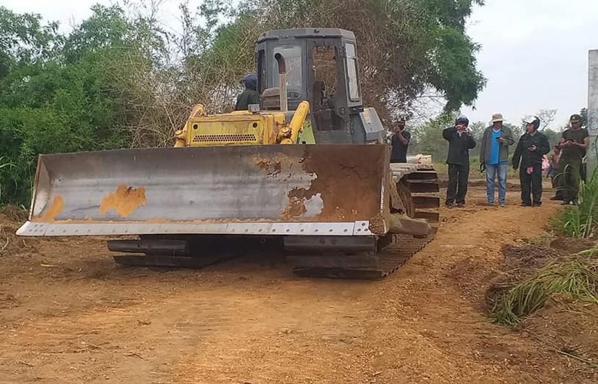 ប្រជា​​សហ​គមន៍​​នៅ​​ត្បូង​ឃ្មុំ​​រារាំង​​គ្រឿង​ចក្រ​​ក្រុម​ហ៊ុន​​ចិន​​មួយ​​មិន​​ឱ្យ​ឈូស​​ឆាយ​​លើ​​ដី​​កំពុង​​មាន​​ជម្លោះ