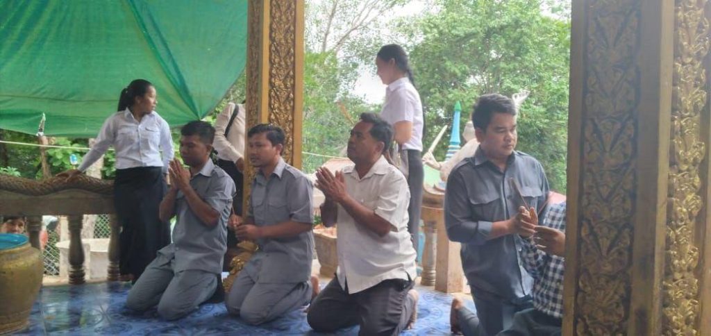 មន្ត្រីសុរិយោដីខេត្តចូលស្បថមុខលោកយាយយ៉ាតក្រោយបាត់ប្លង់ដីពលរដ្ឋ