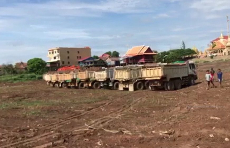 ពលរដ្ឋ​​ក្រុង​​កំពង់​ឆ្នាំង​​ជាង​១០០​នាក់ តវ៉ា​​ករណី​​អាជ្ញាធរ​​ឈូស​​ឆាយ​​ប៉ះ​ពាល់​​ដី​ធ្លី​​ពួក​​គាត់​