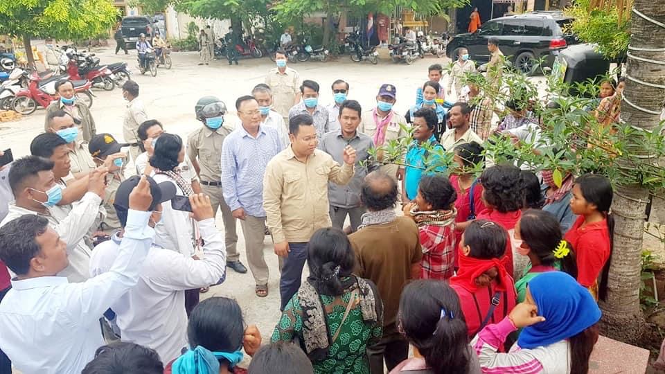 លោក ឌី រ័ត្នខេមរុណ ចុះសម្របសម្រួលជាមួយប្រជាពលរដ្ឋ តវ៉ាដីធ្លីមកពីព្រះវិហារ ដែលមានទំនាស់ជាមួយក្រុមហ៊ុនមេត្រីភាព លើផ្ទៃដី៣០២៥ ហិកតា