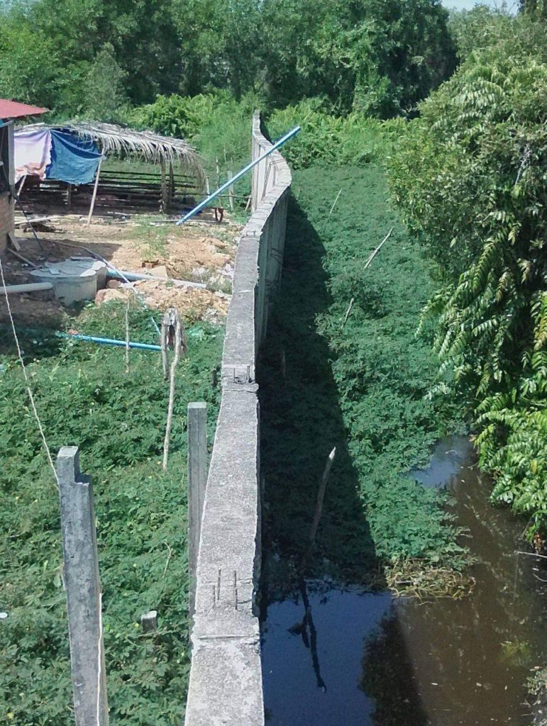 របងអតីតព្រលានយន្តហោះនៅក្រុងខេមរភូមិន្ទ រងការរំលោភបំពានចាក់អាចម៍ដីអោយទ្រេត