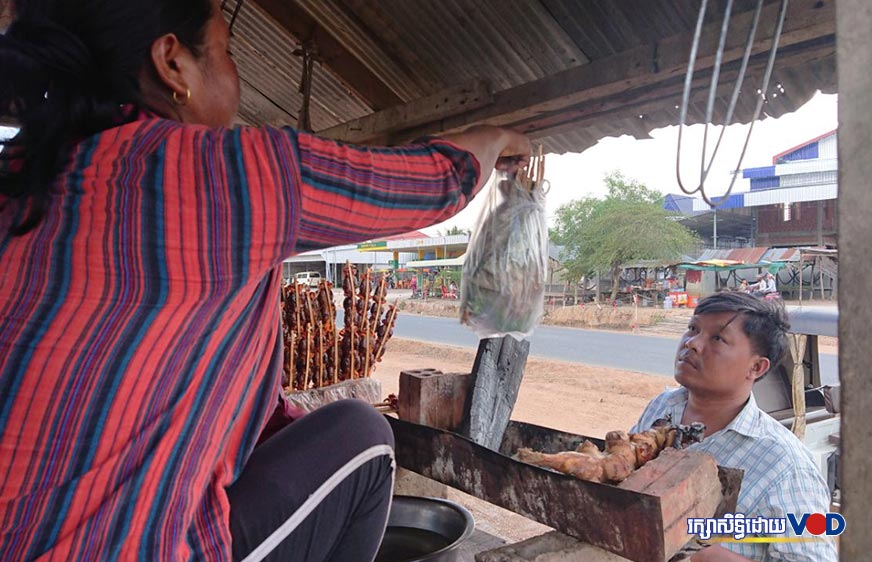 បទ​យក​ការណ៍៖ អ្នក​លក់​កង្កែប​បោក​តាម​ផ្លូវ​ជាតិ​លេខ​២ បាត់​បង់​មុខ​របរ​ដោយ​សារ​ការ​អូស​បន្លាយ​នៃ​ការ​ជួស​ជុល​ផ្លូវ