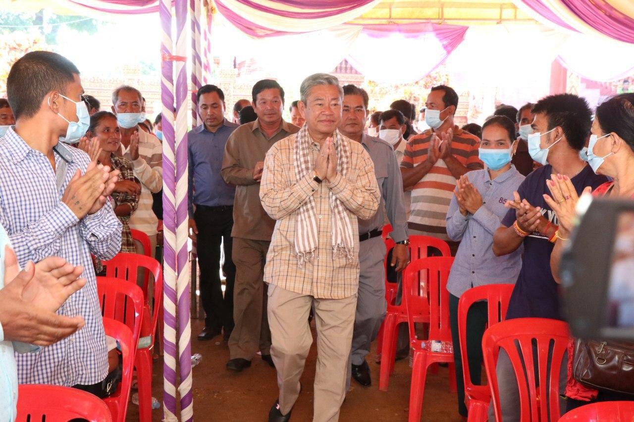ប្រជាពលរដ្ឋ៤ភូមិ ក្នុងឃុំស្ទឹងកាច់ ទទួលបានវិញ្ញាបនបត្រសំគាល់ម្ចាស់អចលនវត្ថុ នៃបណ្ណសំគាល់សិទ្ធិកាន់កាប់អចលនវត្ថុ