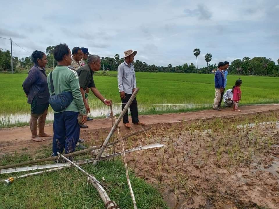 អាជ្ញាធរស្រុករមាសហែកចុះសម្របសម្រួលដោះស្រាយករណីរំលោភលើដីផ្លូវស្រែក្នុងភូមិបន្ទាប់ពីផ្ទុះការរិះគន់ពីបណ្ដាញសង្គមហ្វេសប៊ុក