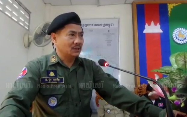 ពលរដ្ឋ​ដែល​ត្រូវ​ចាប់​ខ្លួន​ថា សមត្ថកិច្ច​បង្ខំ​ឱ្យ​ពួកគេ​ផ្ដិតមេដៃ​ចាក​ចេញ​ពី​ដីធ្លី​ជា​ថ្នូរ​ដើម្បី​ឱ្យ​មាន​ការ​ដោះលែង