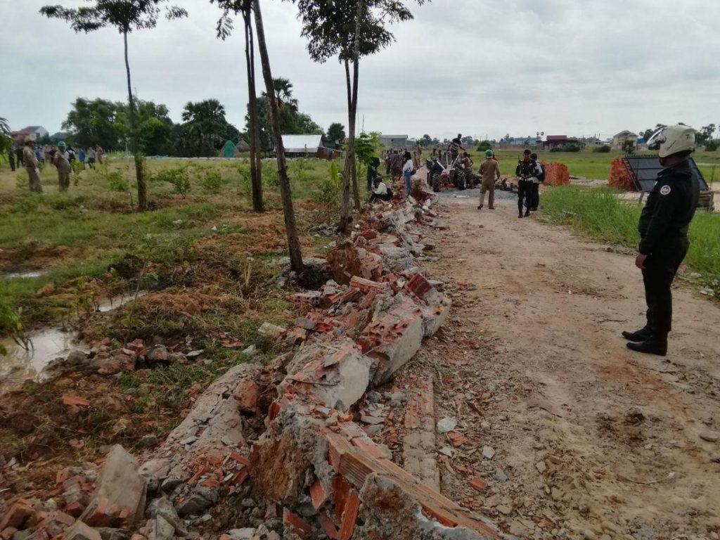 ចុះ​វាយកម្ទេច របង​ខុសច្បាប់ ដែល​​​​​​​សាងសង់​រំលោភ បុរាណ​ដ្ឋា​ន​ត្រ​​ពាំង​ហែ​ផ្កា ជា​លើក​ទី​២