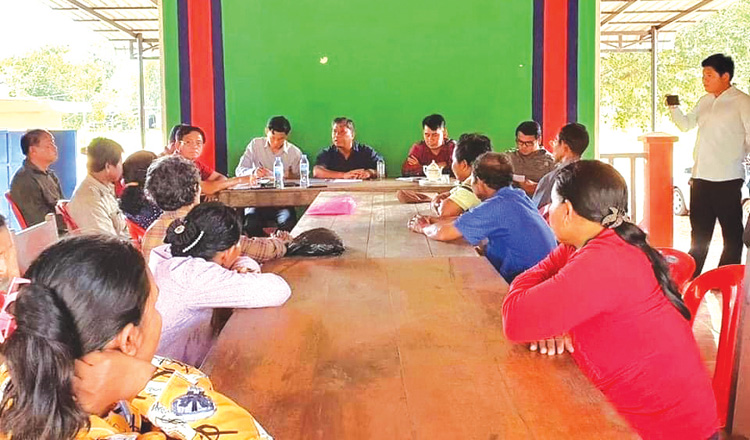 មន្ត្រី​ខេត្ត​ត្បូង​ឃ្មុំ​ធ្វើការ​ស៊ើប​អង្កេត​អំពី​ការ​បាត់បង់​ដីធ្លី​របស់​ប្រជាជន​នៅ​ព្រំដែន​